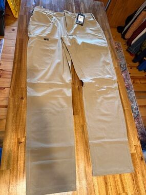 womens under Armour size 12 Outdoor Stretch Pants — Khaki